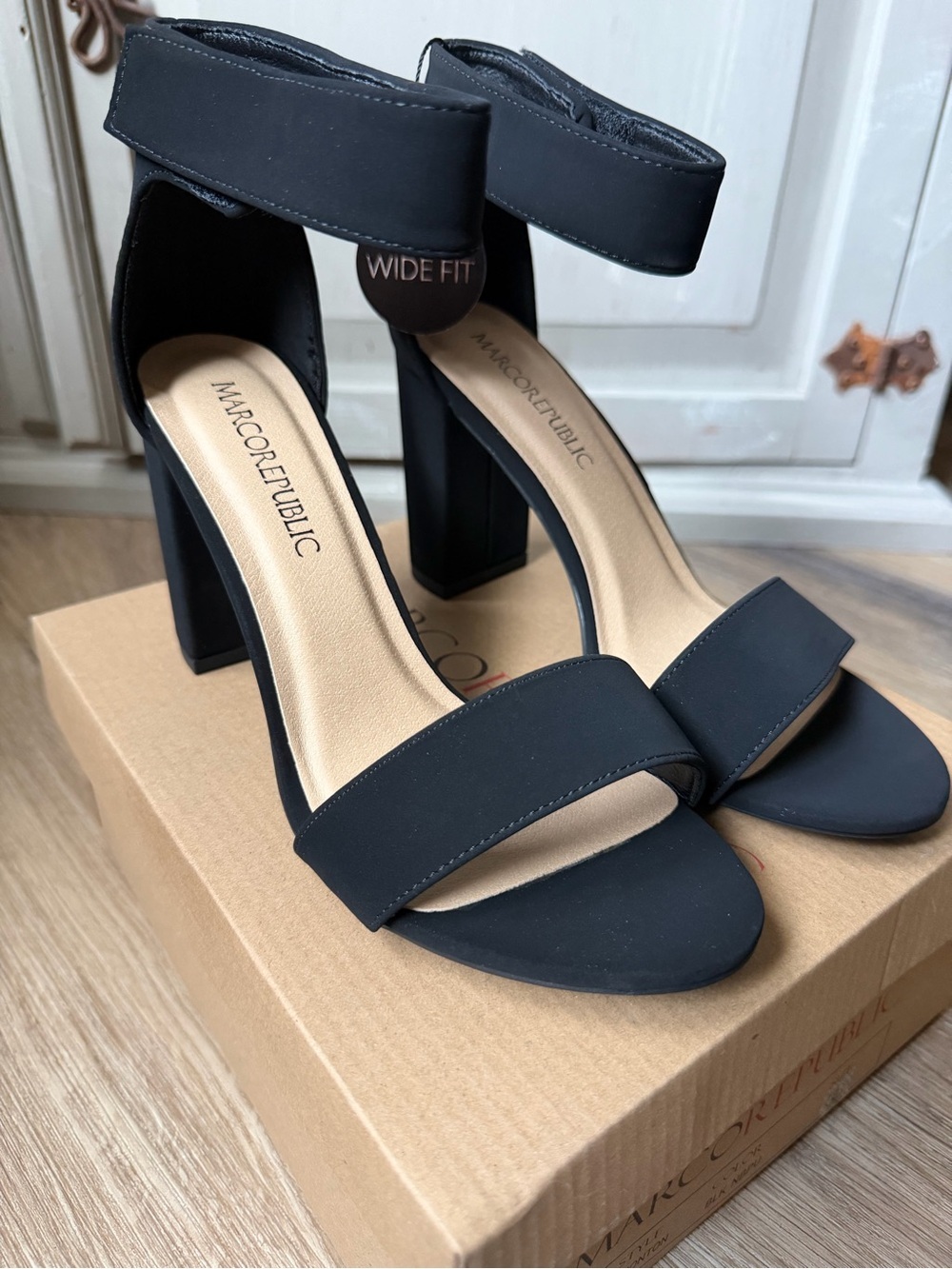 NWT sexy Black Wide Fit Ankle Velcro Strap Block Heel Sandals Size 8